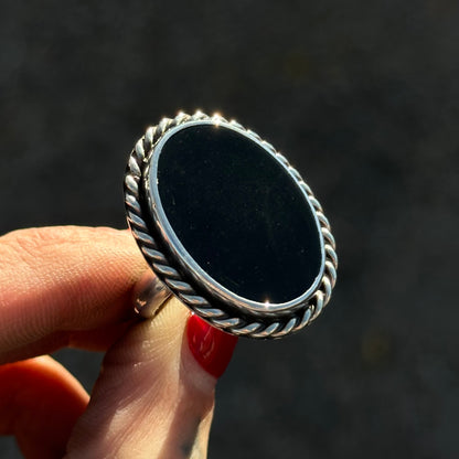 Onyx Oval Roped ring- size 7