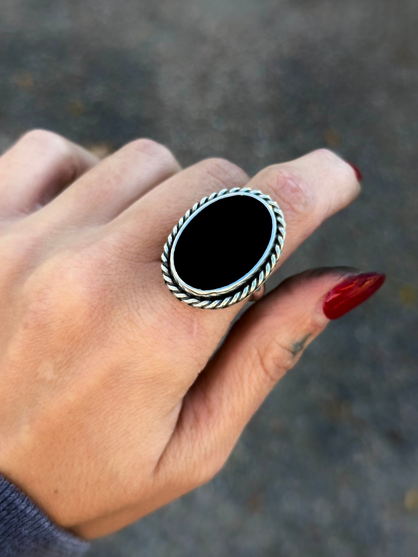 Onyx Oval Roped ring- size 7
