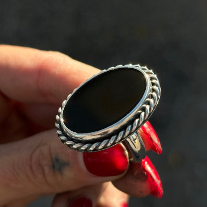Onyx Oval Roped ring- size 7