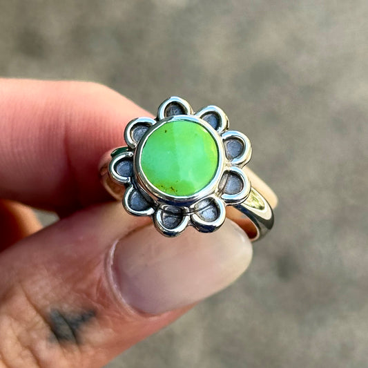 Manhattan Green pop flower ring, size 8.25